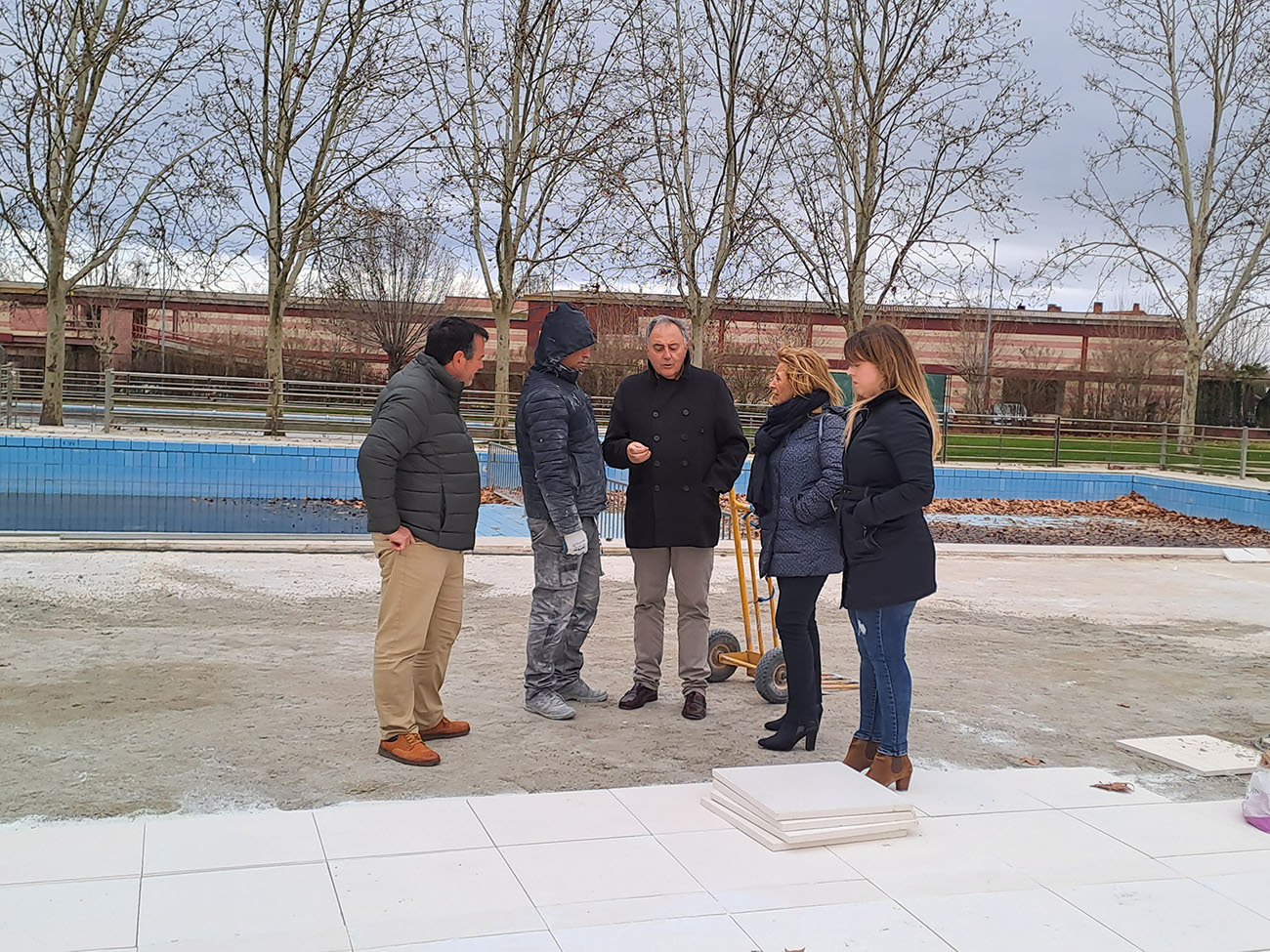 El Gobierno Municipal visita las obras que se están llevando a cabo en las piscinas municipales